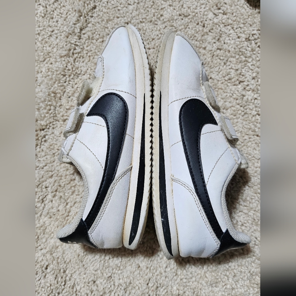 Nike White and Black Sneakers